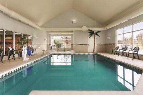 Imagen de la piscina del Hotel Country Inn and Suites By Radisson, Bentonville South - Rogers, Ar. Foto 20