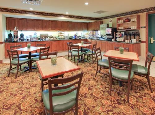 Imagen del bar/restaurante del Hotel Country Inn and Suites By Radisson, Bentonville South - Rogers, Ar. Foto 11