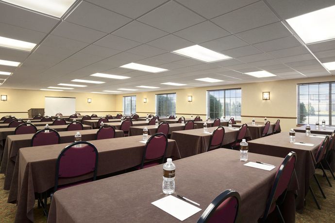 Imagen de los interiores del Hotel Country Inn and Suites By Radisson Bismarck Waterpark. Foto 8
