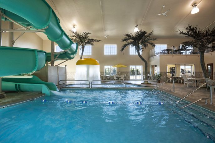 Imagen de la piscina del Hotel Country Inn and Suites By Radisson Bismarck Waterpark. Foto 12