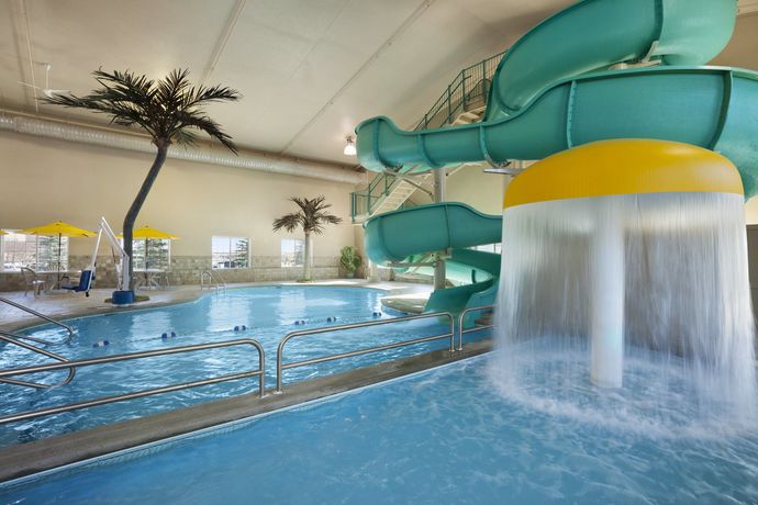 Imagen de la piscina del Hotel Country Inn and Suites By Radisson Bismarck Waterpark. Foto 13
