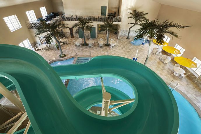 Imagen de la piscina del Hotel Country Inn and Suites By Radisson Bismarck Waterpark. Foto 14