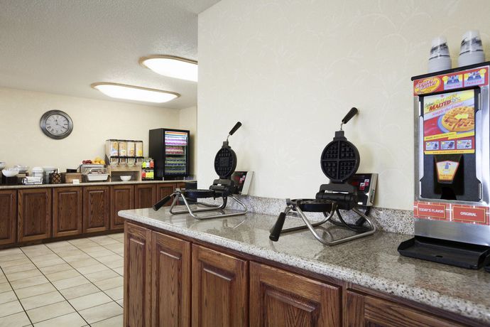 Imagen del bar/restaurante del Hotel Country Inn and Suites By Radisson Bismarck Waterpark. Foto 4