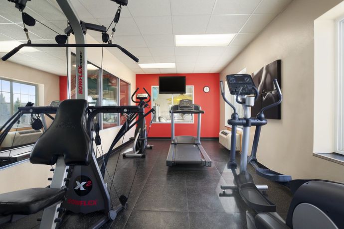 Imagen de los interiores del Hotel Country Inn and Suites By Radisson Bismarck Waterpark. Foto 10