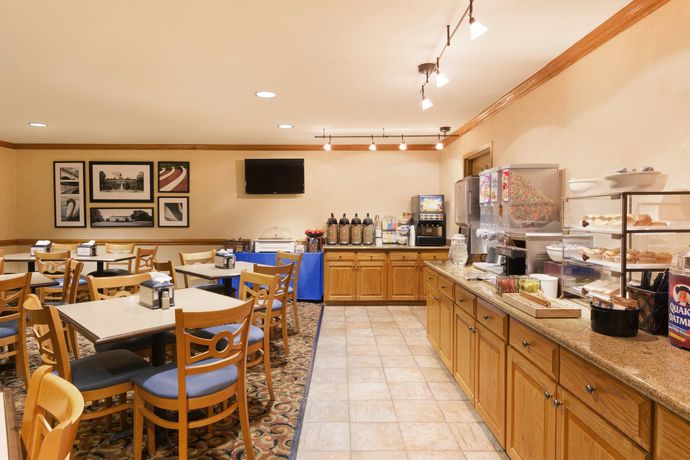 Imagen del bar/restaurante del Hotel Country Inn and Suites By Radisson, Burlington (elon), Nc. Foto 3
