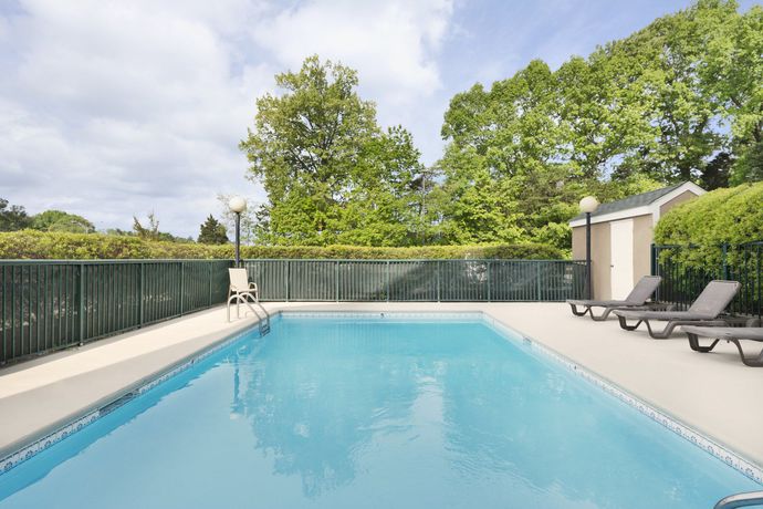 Imagen de la piscina del Hotel Country Inn and Suites By Radisson, Burlington (elon), Nc. Foto 15