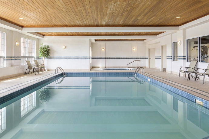 Imagen de la piscina del Hotel Country Inn and Suites By Radisson, Calgary-northeast. Foto 16