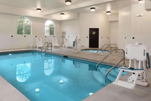 Imagen de la piscina del Hotel Country Inn and Suites By Radisson, Cedar Rapids Airport, Ia. Foto 20