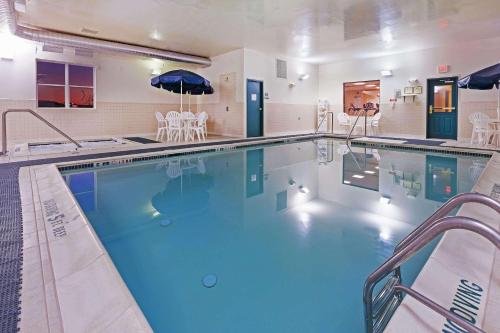 Imagen de la piscina del Hotel Country Inn and Suites By Radisson, Chambersburg, Pa. Foto 20