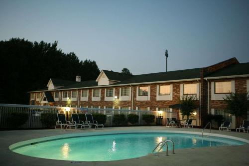 Imagen de la piscina del Hotel Country Inn and Suites By Radisson, Charlotte I-85 Airport, Nc. Foto 20