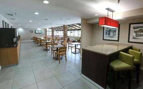Imagen del bar/restaurante del Hotel Country Inn and Suites By Radisson, Charlotte I-85 Airport, Nc. Foto 11