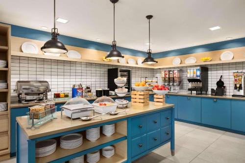 Imagen del bar/restaurante del Hotel Country Inn and Suites By Radisson, Charlottesville-uva, Va. Foto 10