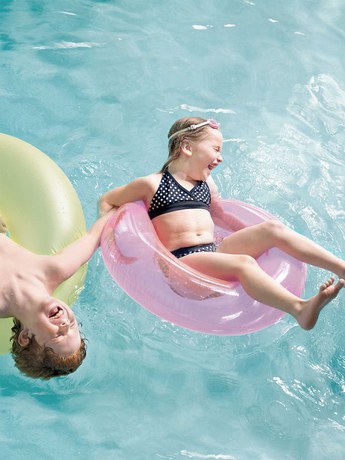 Imagen de la piscina del Hotel Country Inn and Suites By Radisson, Clinton, Ia. Foto 19