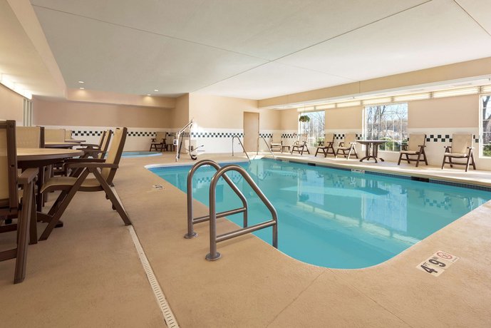 Imagen de la piscina del Hotel Country Inn and Suites By Radisson, Clinton, Ia. Foto 20