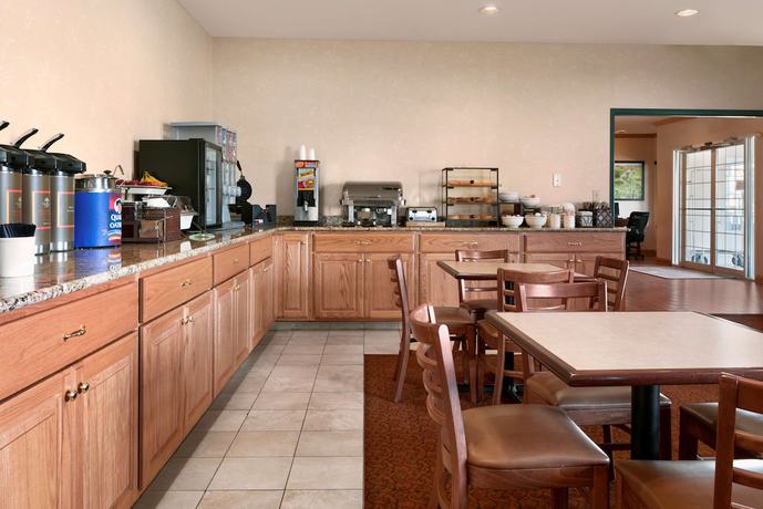 Imagen del bar/restaurante del Hotel Country Inn and Suites By Radisson, Clinton, Ia. Foto 2
