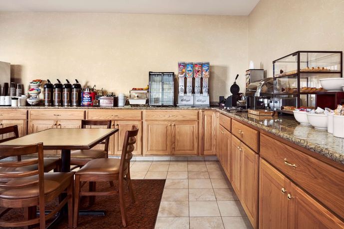 Imagen del bar/restaurante del Hotel Country Inn and Suites By Radisson, Clinton, Ia. Foto 3