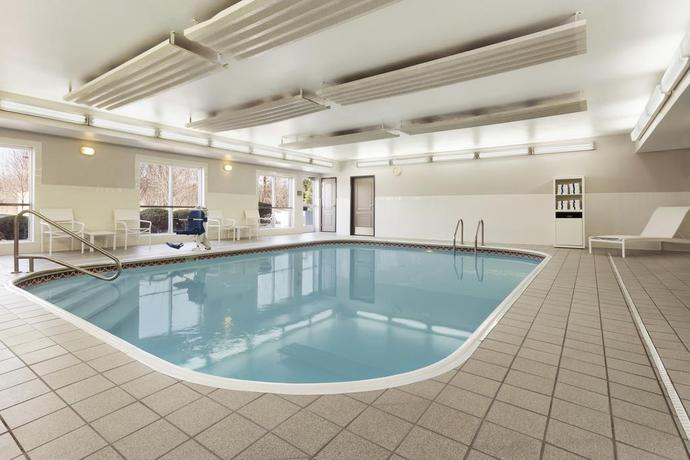 Imagen de la piscina del Hotel Country Inn and Suites By Radisson, Columbus Airport, Oh. Foto 11