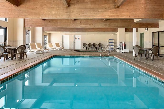 Imagen de la piscina del Hotel Country Inn and Suites By Radisson, Council Bluffs, Ia. Foto 19