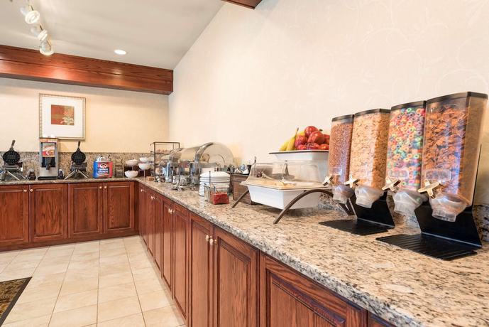 Imagen del bar/restaurante del Hotel Country Inn and Suites By Radisson, Council Bluffs, Ia. Foto 6