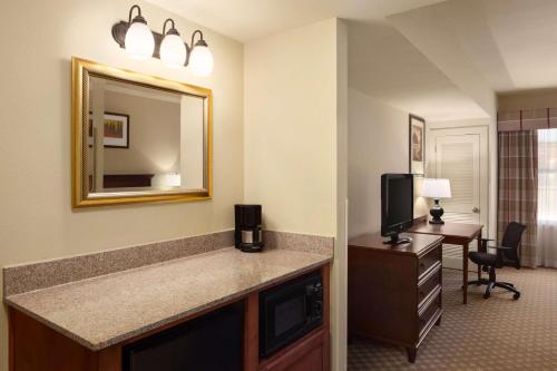 Imagen de la habitación del Hotel Country Inn and Suites By Radisson, Crestview, Fl. Foto 16