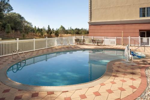 Imagen de la piscina del Hotel Country Inn and Suites By Radisson, Crestview, Fl. Foto 19