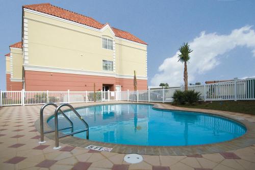 Imagen de la piscina del Hotel Country Inn and Suites By Radisson, Crestview, Fl. Foto 20