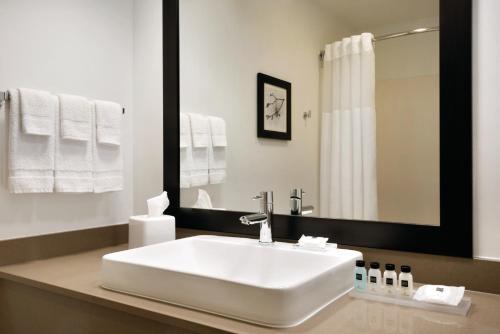 Imagen de la habitación del Hotel Country Inn and Suites By Radisson, Des Moines West, Ia. Foto 13