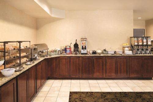 Imagen del bar/restaurante del Hotel Country Inn and Suites By Radisson, Des Moines West, Ia. Foto 10