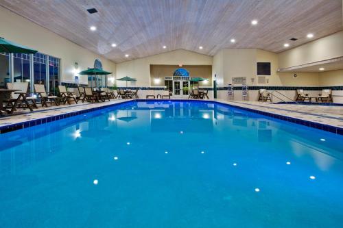 Imagen de la piscina del Hotel Country Inn and Suites By Radisson, Des Moines West, Ia. Foto 19