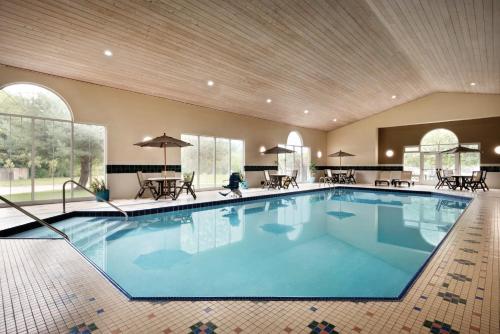Imagen de la piscina del Hotel Country Inn and Suites By Radisson, Des Moines West, Ia. Foto 20