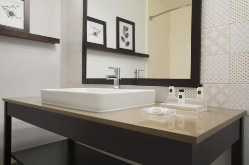 Imagen de la habitación del Hotel Country Inn and Suites By Radisson, Dfw Airport South, Tx. Foto 13