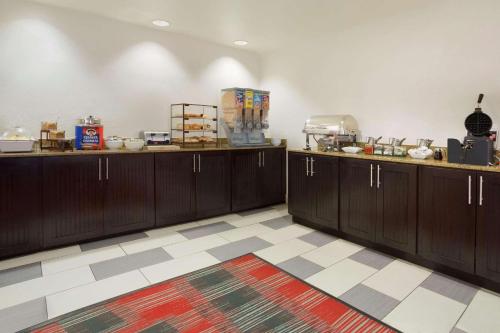 Imagen del bar/restaurante del Hotel Country Inn and Suites By Radisson, Dfw Airport South, Tx. Foto 6