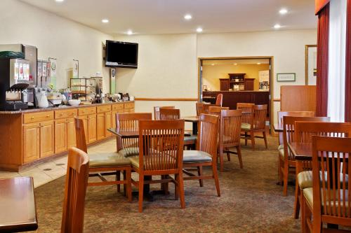 Imagen del bar/restaurante del Hotel Country Inn and Suites By Radisson, Elgin, Il. Foto 8