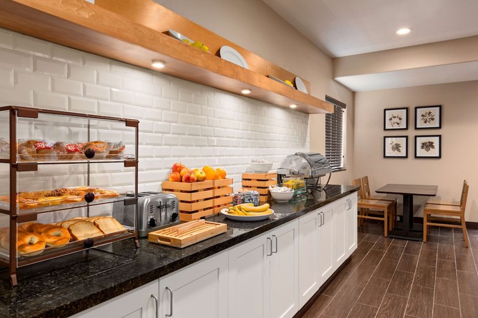 Imagen del bar/restaurante del Hotel Country Inn and Suites By Radisson, Flagstaff, Az. Foto 3