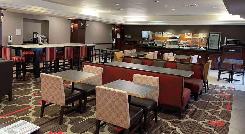 Imagen del bar/restaurante del Hotel Country Inn and Suites By Radisson, Garden City, Ks. Foto 3