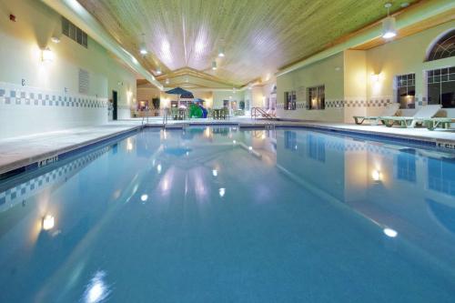 Imagen de la piscina del Hotel Country Inn and Suites By Radisson, Green Bay East, Wi. Foto 20