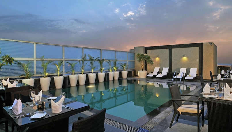 Imagen de la piscina del Hotel Country Inn and Suites By Radisson, Gurugram Sector 12. Foto 18