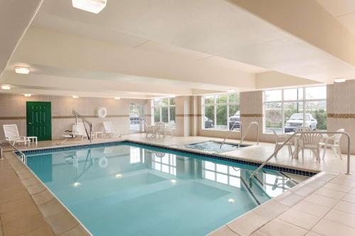 Imagen de la piscina del Hotel Country Inn and Suites By Radisson, Harrisburg - Hershey West, Pa. Foto 20
