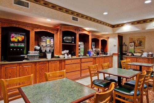 Imagen del bar/restaurante del Hotel Country Inn and Suites By Radisson, Hot Springs, Ar. Foto 8