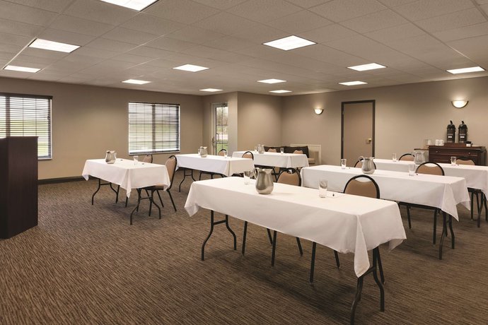 Imagen de los interiores del Hotel Country Inn and Suites By Radisson, Indianapolis Airport South, In. Foto 17