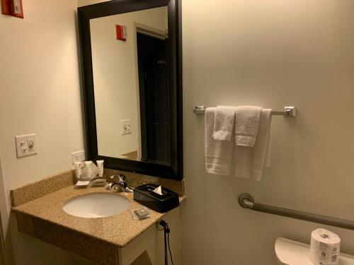 Imagen de la habitación del Hotel Country Inn and Suites By Radisson, Kearney, Ne. Foto 16