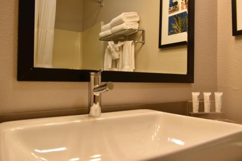 Imagen de la habitación del Hotel Country Inn and Suites By Radisson, Kenosha, Wi. Foto 7
