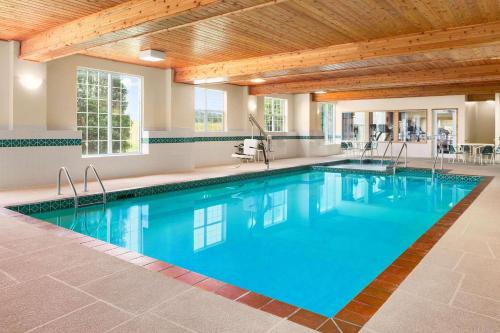 Imagen de la piscina del Hotel Country Inn and Suites By Radisson, Kenosha, Wi. Foto 20