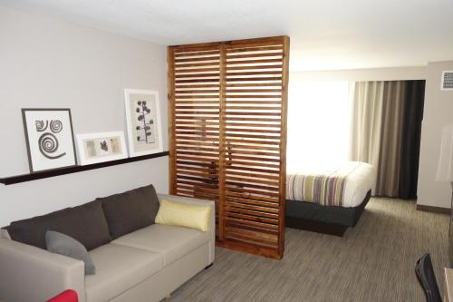 Imagen de la habitación del Hotel Country Inn and Suites By Radisson Lawrence. Foto 14