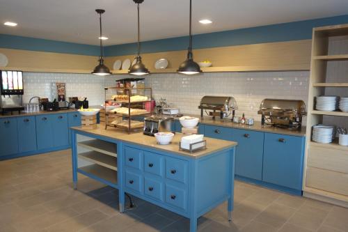 Imagen del bar/restaurante del Hotel Country Inn and Suites By Radisson Lawrence. Foto 8