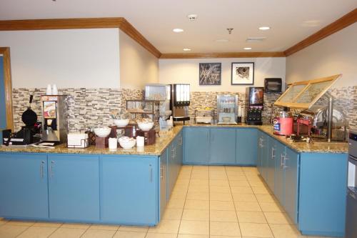 Imagen del bar/restaurante del Hotel Country Inn and Suites By Radisson, Lawrenceville, Ga. Foto 13