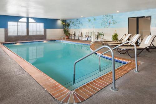 Imagen de la piscina del Hotel Country Inn and Suites By Radisson, Lexington, Ky. Foto 19