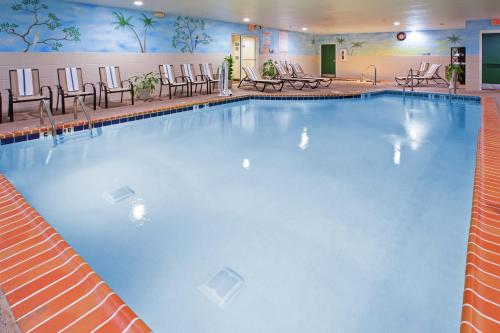 Imagen de la piscina del Hotel Country Inn and Suites By Radisson, Lexington, Ky. Foto 20