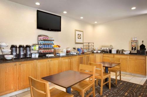 Imagen del bar/restaurante del Hotel Country Inn and Suites By Radisson, Lexington, Va. Foto 9