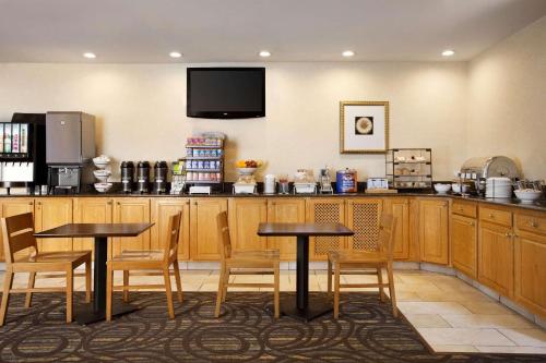 Imagen del bar/restaurante del Hotel Country Inn and Suites By Radisson, Lexington, Va. Foto 10